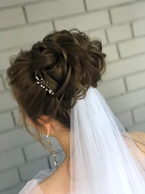 Свадебная прическа на длинные волосы с диадемой | Bride hairstyles for long  hair, Hair dos for wedding, Hair styles