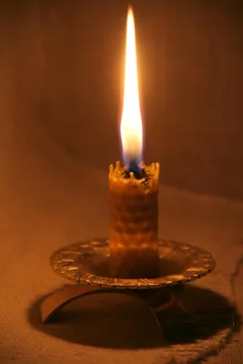 Макро свеча, свечи, горящие ночью. белые свечи горят в темноте | Премиум  Фото
