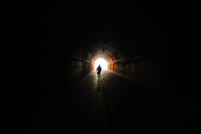 Свет в конце тоннеля: ученые обнаружили предсмертный всплеск сознания —   — В мире на РЕН ТВ