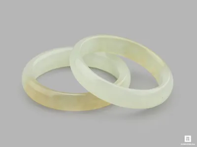 Кольцо из нефрита светлого, ширина 4-5 мм
