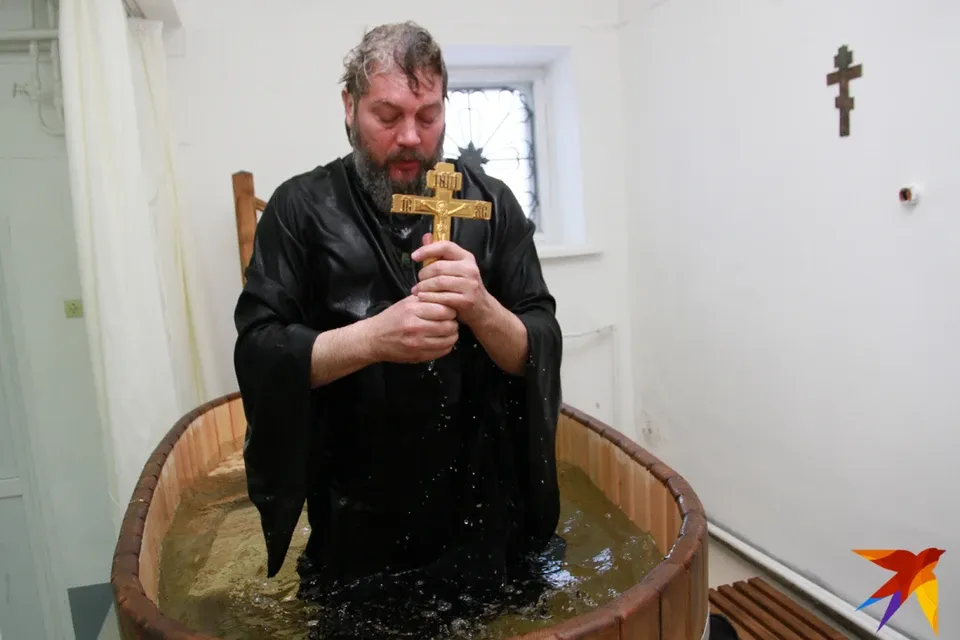 Вылили святую воду. Святая вода. Святая вода в церкви. Купель для Святой воды.