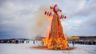 Большую Масленицу сожгли в парке Бреста. Как это было - фото, видео