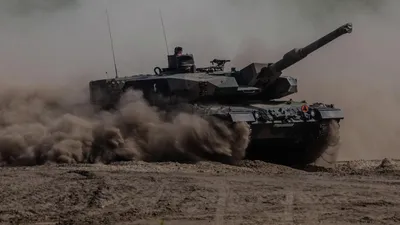 Первые танки Leopard 2 в Украине. Резников и Шмыгаль заглянули в люки –  фото - новости Украины, Политика - 