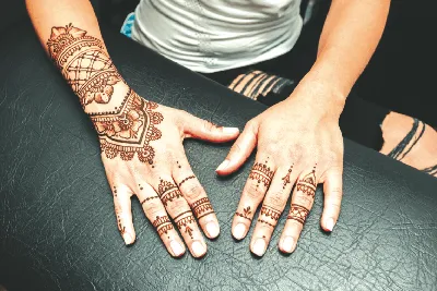 Татуировки хной (мехенди) по цене от 500 р. в салонах «Kawaicat»