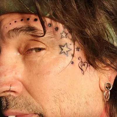 Томми Ли сделал татуировки на лице | 