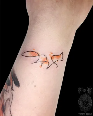 Татуировка женская графика на запястье лиса - мастер Евгения Шмидт 5951 |  Art of Pain