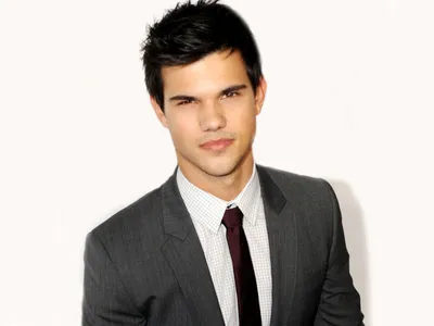 Обои Taylor Lautner Dashing с разрешением 1080x2270, разрешение 1080x2270.