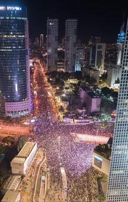 В Тель-Авиве на антиправительственный митинг вышли более 100 000 человек.  Протесты прошли и в других израильских городах — Новая газета Европа