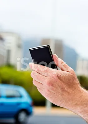 Мужская Рука Держит Телефон На Улице, Возможно Ищет Сигнал Стоковые  Фотографии | FreeImages