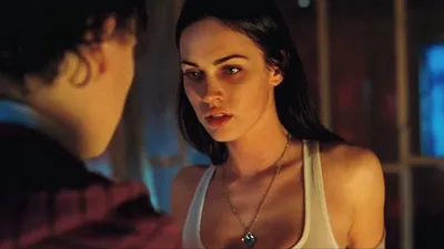 Тело Дженнифер / Jennifer's Body (2009, фильм) - «Фильм, кадры из которого  каждая видела хоть раз в жизни. Меган Фокс - икона нулевых, сыгравшая  школьницу, эмоциям которой я не верю. Чёрная хоррор-комедия