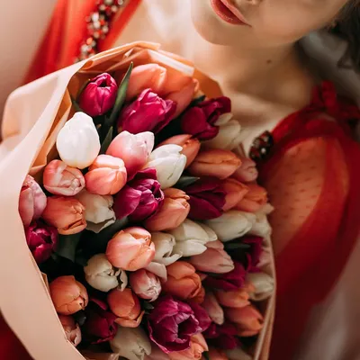 Что может быть нежнее тюльпанов?.... Только тюльпаны в ЕЁ руках .....  Узнать СТОИМОСТЬ букетов и заказать ДОСТАВКУ цветов ВЫ мож… | Доставка  цветов, Букет, Тюльпаны