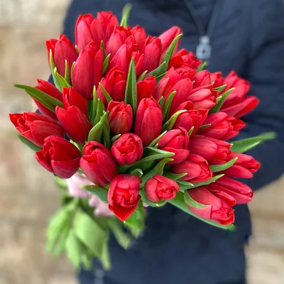 Тюльпаны в вазе – заказать на Ярмарке Мастеров – M7DCMRU | Композиции,  Ковров