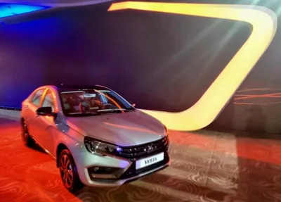 Живые фото серийной Lada Vesta NG в топ-версии «Техно». Новинку показали на  дилерской