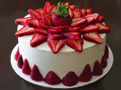 Украшение торта клубникой, малиной и шоколадными подтеками | Bolo de  gatinho, Bolo decorado com frutas, Bolos decorados simples