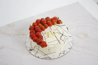 Торт «Мраморный с клубникой» с бесплатной доставкой на дом из «ВкусВилл» |  Волгоград