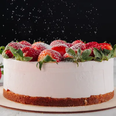 Красивый торт с декором из клубники | Торт на день рождения, Декоративные  тортики, Оригинальные торты