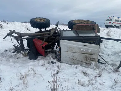 Мужчина упал с трактора и был сбит карнавальным плотом