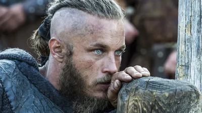 Скачать обои взгляд, борода, викинг, vikings, вонь, travis fimmel, Рагнар Лодброк, раздел фильмы в разрешении 2560x1440