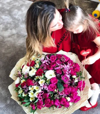 Букет Маме, жене, дочери! — купить в Красноярске. Свежие цветы на  интернет-аукционе 