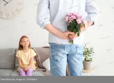 Отец держит цветы для своей маленькой дочери за спиной у себя дома ::  Стоковая фотография :: Pixel-Shot Studio
