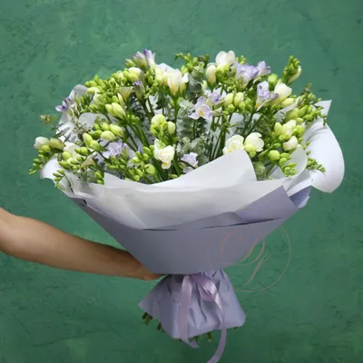 Букет из маттиолы и фрезии в вазе - заказать доставку цветов в Москве от  Leto Flowers