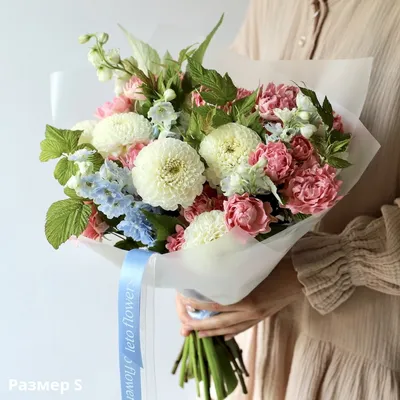Букет из георгин, кустовых роз и дельфиниума - заказать доставку цветов в  Москве от Leto Flowers