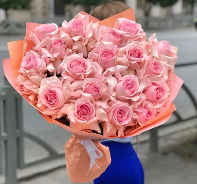 Букет из 25 персиковых роз, купить с доставкой в Екатеринбурге |  CvetkovVille