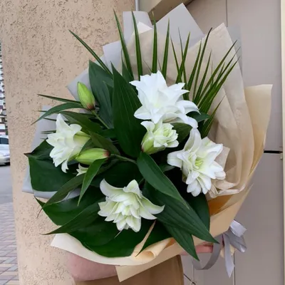 Купить Огромный букет 101 белая лилия с лентами R142 в Москве, цена 36 750  руб.
