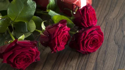 Букет цветов вазе на столе на …» — создано в Шедевруме