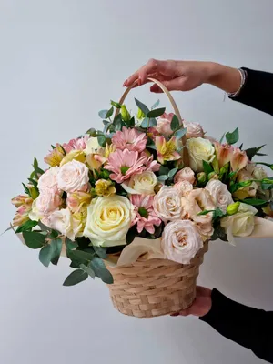 Купить Корзина с цветами «Просто так» в Магнитогорске с доставкой - Фрезия