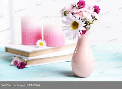 Красивые цветы в вазе на столе на светлом фоне :: Стоковая фотография ::  Pixel-Shot Studio