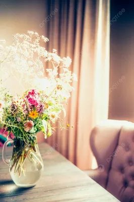 Красивые цветы в вазе на столе - 73 фото