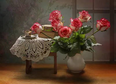 Букет цветов вазе на столе на …» — создано в Шедевруме