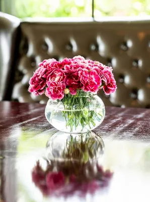 Красивый букет цветов в вазе на столе | Премиум Фото
