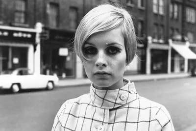 Watch Twiggy Recreate an Iconic Vogue Photograph from 1967 - theFashionSpot