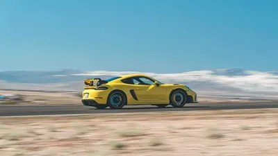 Посмотрите, как этот Porsche Cayman GT4 RS преодолевает повороты на пути к горе Рашмор