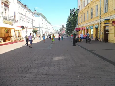 Малая улица города с пешеходами, людьми идя в городскую улицу внутри к  центру города, взгляд улицы Китая Редакционное Изображение - изображение  насчитывающей выпуклины, напольно: 47029445