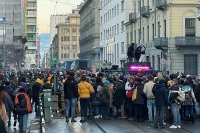 Фото На улице перед домом открытое кафе, улицы города наводнены людьми