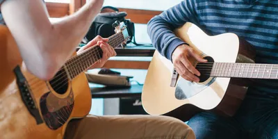 Летние уроки игры на гитаре в клубе «Лицей» – события на сайте «Московские  Сезоны