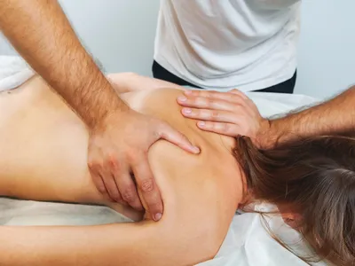 Как правильно делать массаж спины | Школа Мастеров Массажа - YouTube