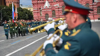 В ЕКАТЕРИНИНСКОМ ПАРКЕ СТОЛИЦЫ ВОЗЛОЖИЛИ ЦВЕТЫ К ПАМЯТНИКУ «ЖЕНА ОФИЦЕРА»