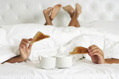 Утро счастливой молодой пары, лежащей в постели :: Стоковая фотография ::  Pixel-Shot Studio