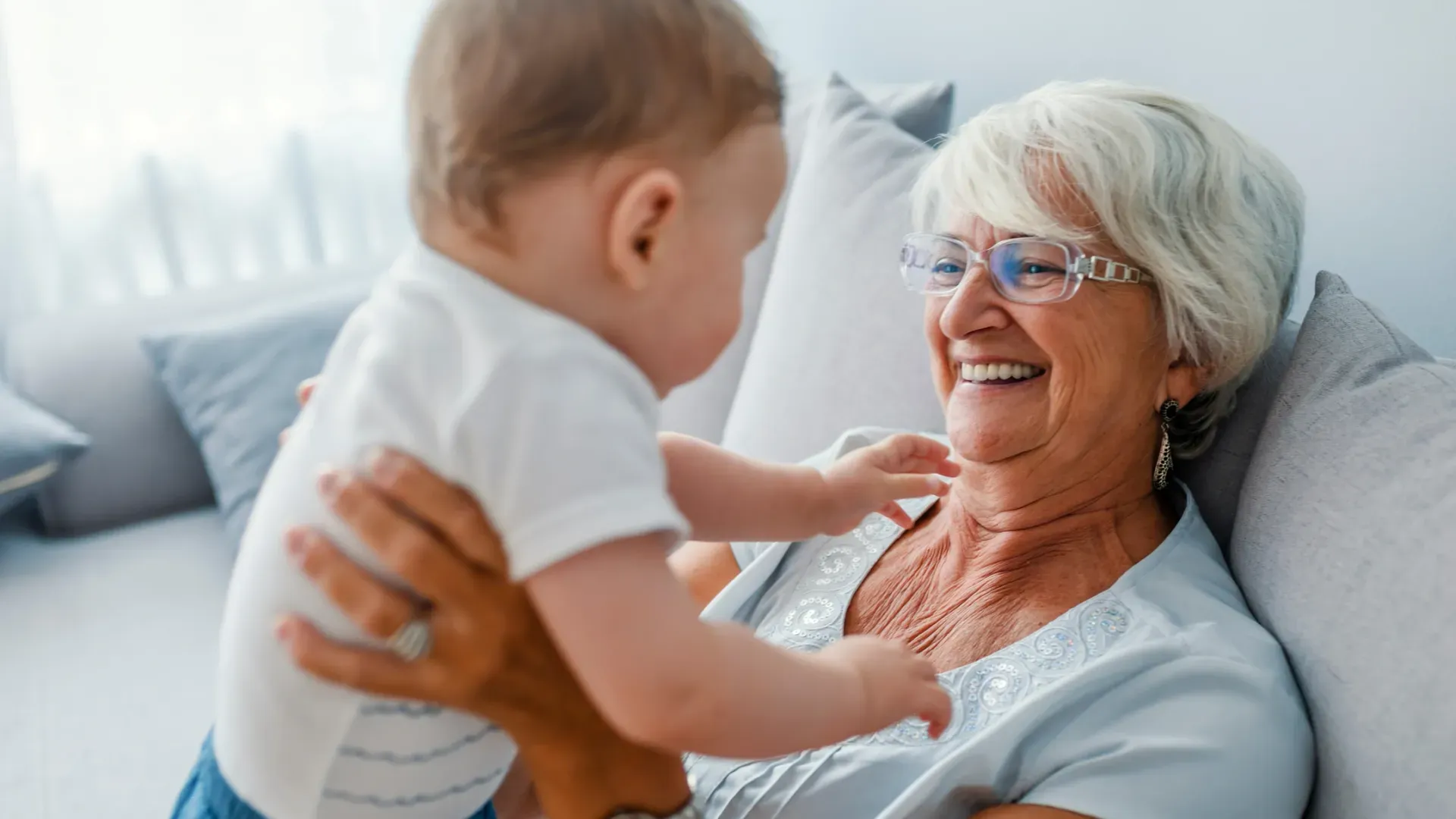 Grandmother does. Бабушка и внук. Бабушка и внучка. Женщина с внуками. Бабушка с внуками.