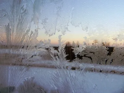 Морозные узоры на окнах❄❄❄ Сделать такой эффект очень просто: Женя  справился сам, я сделала только окно и шторки) Итак, мы в… | Поделки,  Творчество, Детские поделки