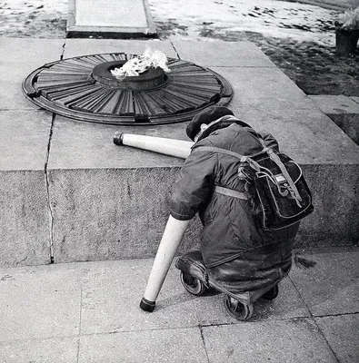 Фото Вечного огня в Сквере Победы в Ижевске и статуи воина с флагом над  головой