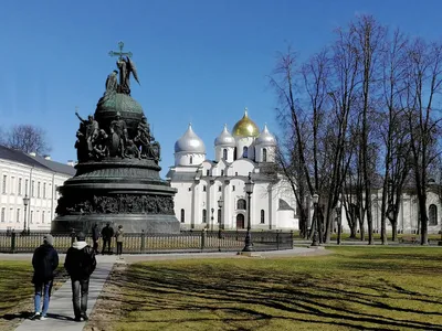 Что посмотреть в Новгороде Великом: достопримечательности, маршрут  самостоятельной прогулки, где поесть и как отдохнуть, как добраться и где  остановиться — Яндекс Путешествия