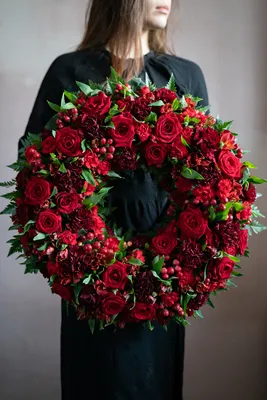 Венок круглый из живых цветов №1 ВК-010, купить в Москве в  интернет-магазине ритуальных товаров