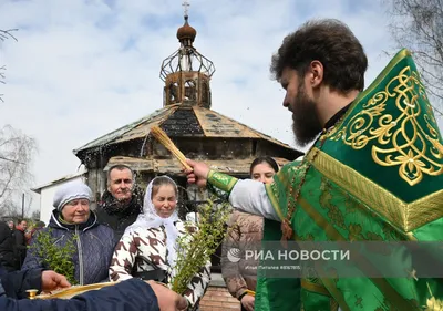 Верующие несут лампадки к стенам закрытого Красного костела в Минске