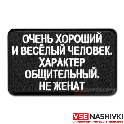 Молодой красивый веселый человек смотрит на камеру Стоковое Фото -  изображение насчитывающей жест, рука: 158559220