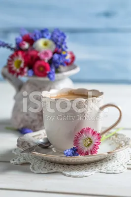 Чашка Горячего Кофе И Весенние Цветы Стоковые Фотографии | FreeImages